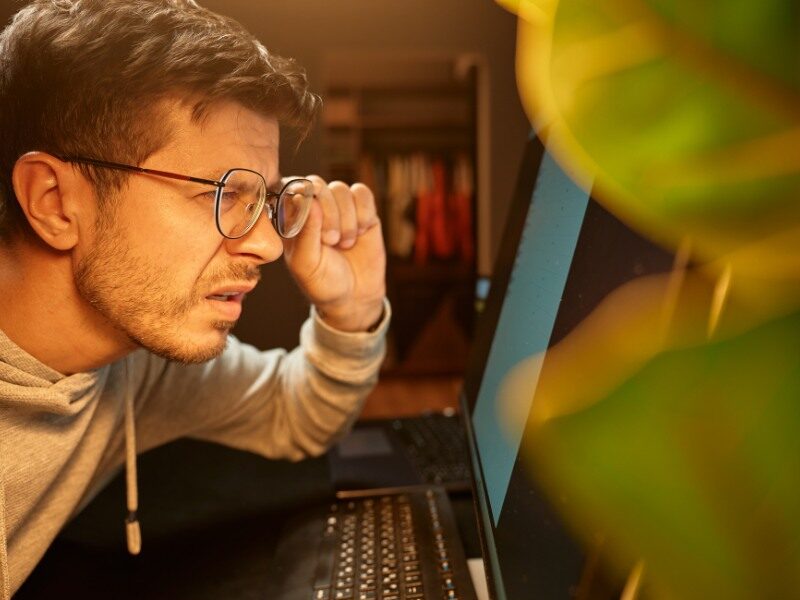 Hướng dẫn bạn cách khắc phục màn hình máy tính bị bóng mờ