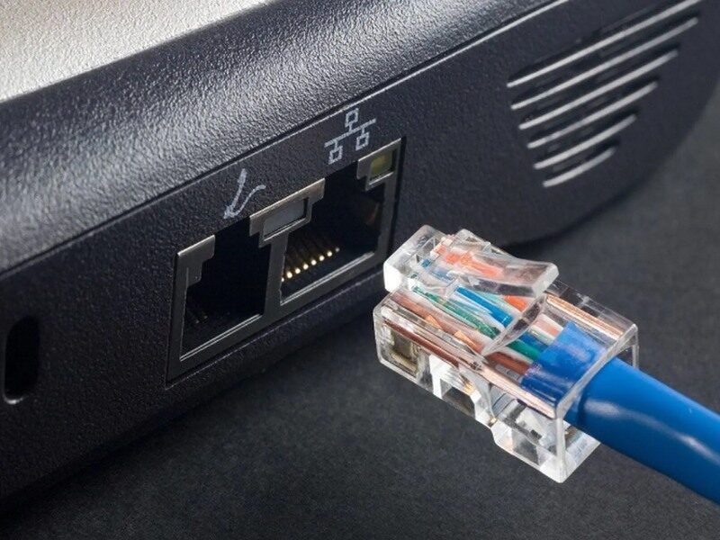 Kiểm tra cáp và các đầu nối, đảm bảo không bị hỏng, gãy hoặc bụi bẩn