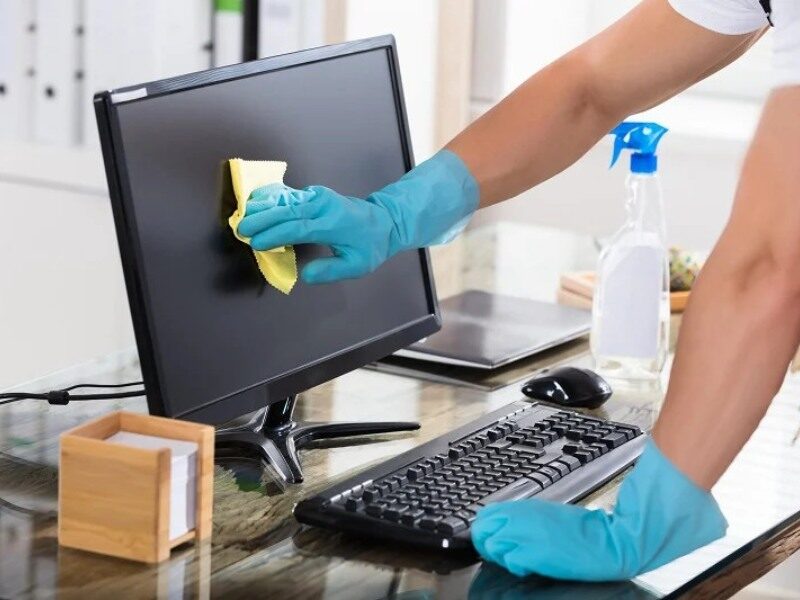 Dùng khăn mềm, không xơ hoặc vải và dung dịch chuyên dụng để vệ sinh màn hình 