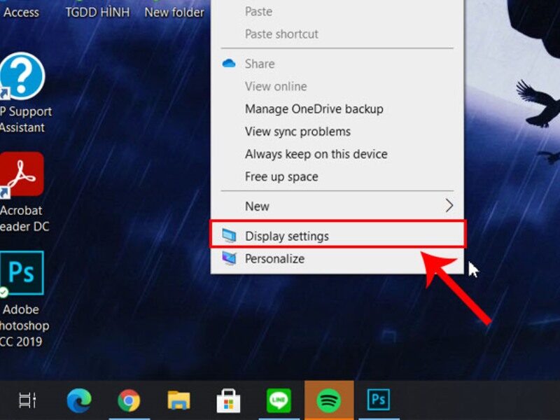 Nhấn chuột phải trên màn hình và chọn Display settings