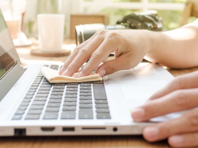 Bạn cũng nên thường xuyên vệ sinh laptop để hạn chế tình trạng mất con trỏ chuột 