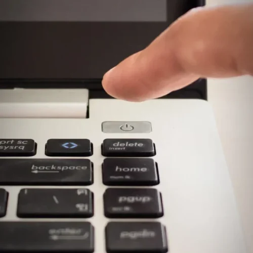 Hướng dẫn kiểm tra laptop không lên nguồn và cách xử lý